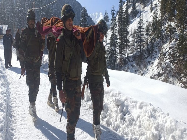 Army jawans rescue the woman in Boniyar. (Photo/Chinar Corps)