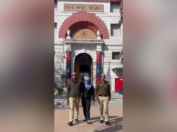 Delhi police with arrested accused Md Faiz (Photo/ANI)