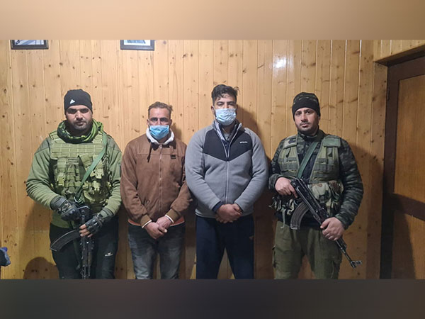 Police personnel with arrested accused (Photo/ANI)