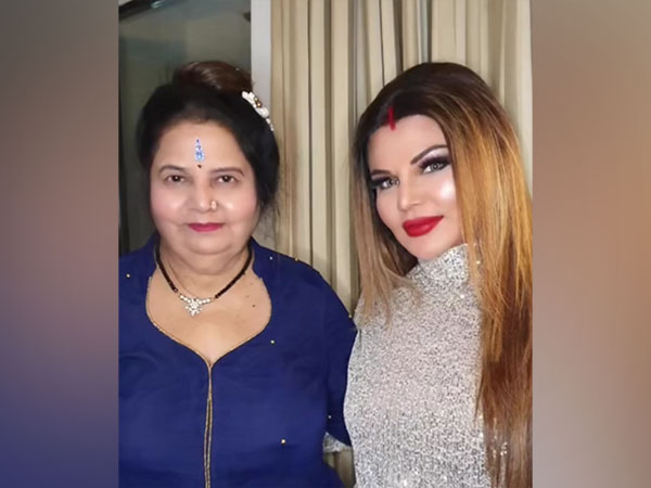 Rakhi Sawant with her mother (Image source: Instagram)
