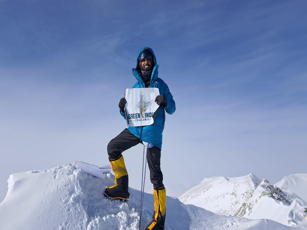 Amish with Green India Challenge flag (Photo/ANI)