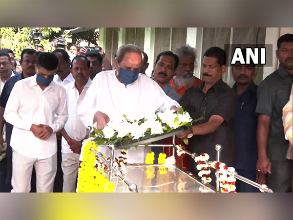 Odisha Chief Minister Naveen Patnaik laying wreath at mortal remains of Naba Das (Photo/ANI)
