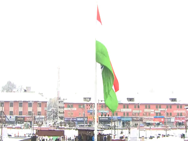 Tricolour hoisted at Congress office in Srinagar (Photo:ANI)