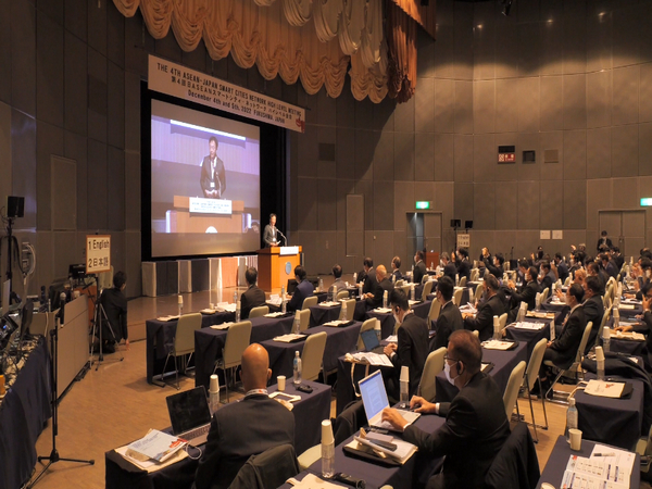 Delegates from ASEAN acquires knowledge about Japanese smart cities. 