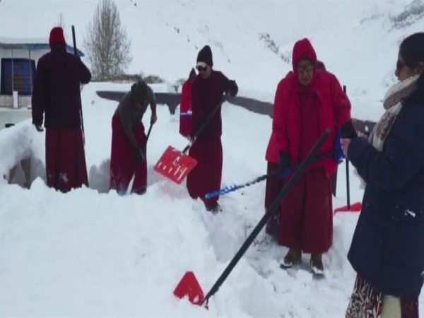 Locals remove snow from road in Kaza (Photo/ANI)