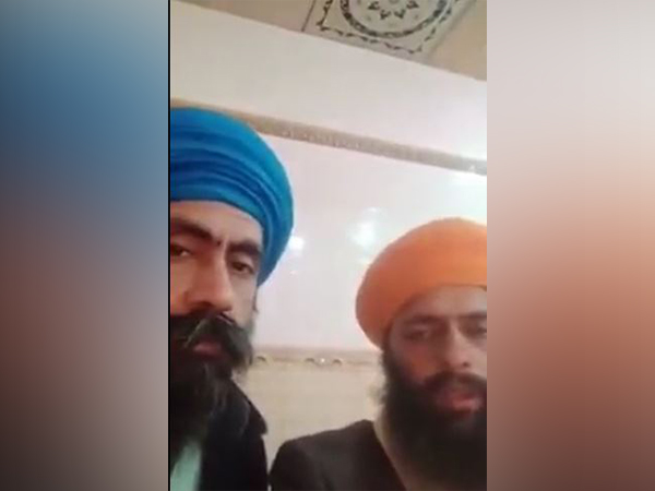 A Sikh, Harish Singh narrating the incident of threat by local Muslims in Jacobabad, Sindh. (Photo Credit - Twitter)