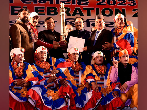 Uttarakhand tableau team and officials with first prize (Photo/ANI)