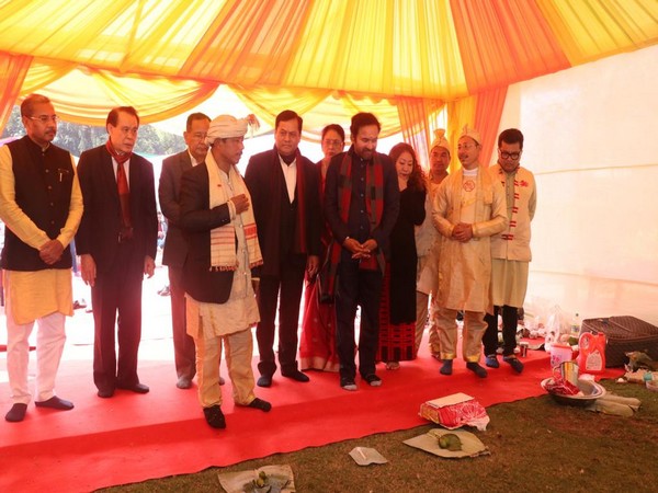 Union Minister Sarbananda Sonowal hosts Me-Dam-Me-Phi at his residence (Photo/Twitter: @DrMunjparaBJP)