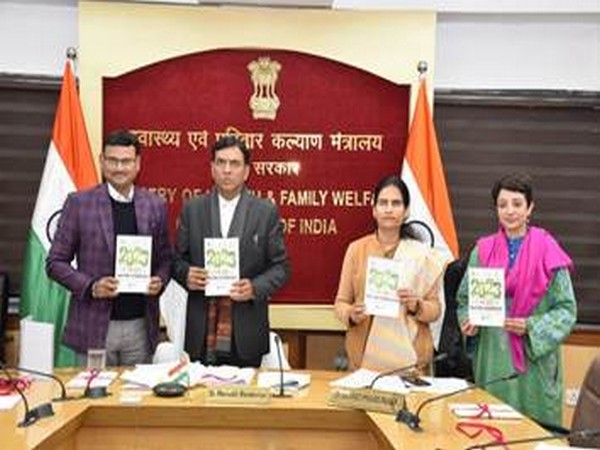 Union Minister Mansukh Mandaviya unveiling the FSSAI calender (Photo/PIB)