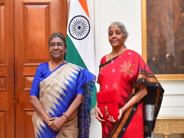 FM Nirmala Sitharaman with President Droupadi Murmu (Photo: Twitter/@rashtrapatibhvn))