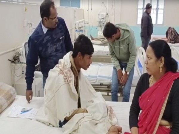 Mani Shankar with his aunt in hospital in Bihar Sharif (Photo/ANI)