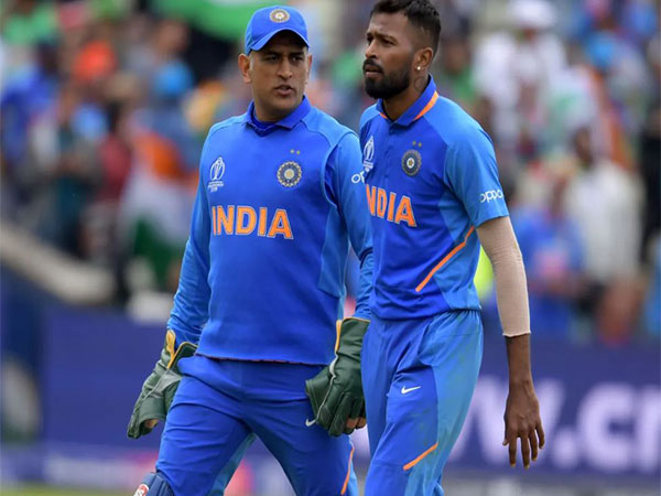 MS Dhoni with Hardik Pandya (photo: ICC) 