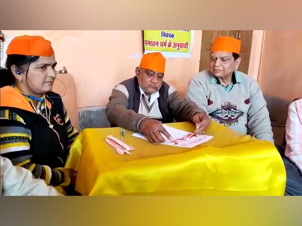Gwalior Hindu Mahasabha leaders write a letter in blood to the Uttar Pradesh CM (Photo/ANI)