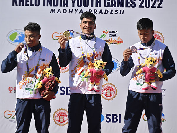 Madhya Pradesh Neeraj Verma (Gold Medal Winner in Centre) in Kayaking (Photo/ KIYG) 