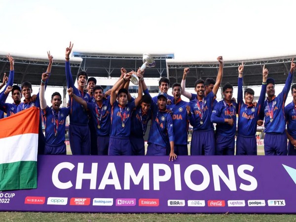Indian team with U19 World Cup 2022 trophy. (Photo- ICC)