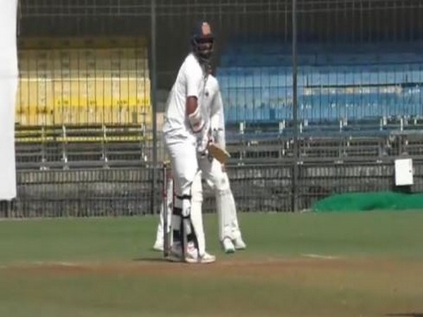 Hanuma batting with one hand during Andhra's Ranji Trophy QF. (Photo- Hanuma Vihari Twitter)