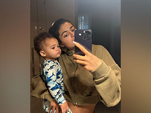 Kylie Jenner with son (Image source: Twitter)