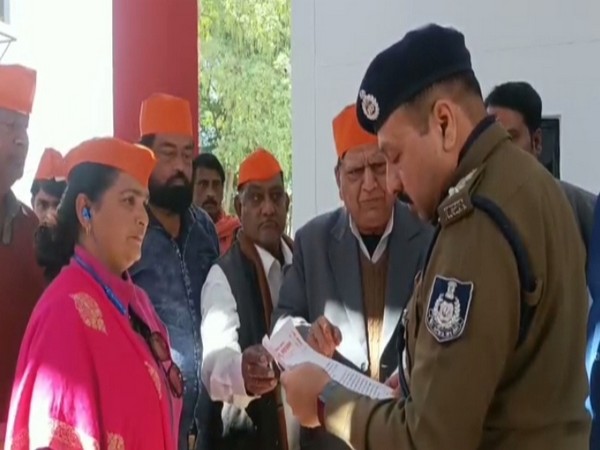 Hindu Mahasabha leaders submitting memorandum to Gwalior SSP Amit Sanghi on Thursday (Photo/ANI) 