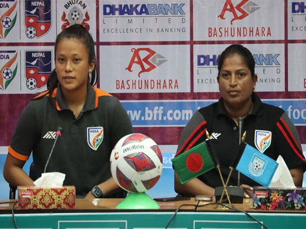 India captain Martina Thokchom with Head Coach Maymol Rocky (Photo: AIFF) 