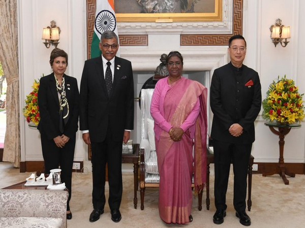 Singapore Chief Justice Sundaresh Menon and President Droupadi Murmu. (Photo: Twitter//Singapore in India)