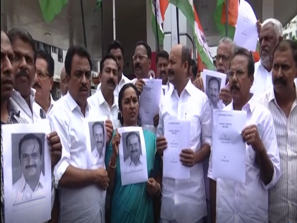 Congress leaders and workers during protest in Kochi (Photo/ANI)