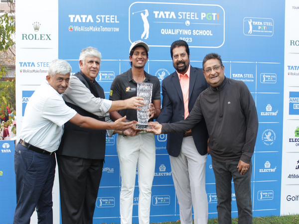 Golfer Aryan Roopa Anand (Centre) lifting the trophy (Image: PGTI)