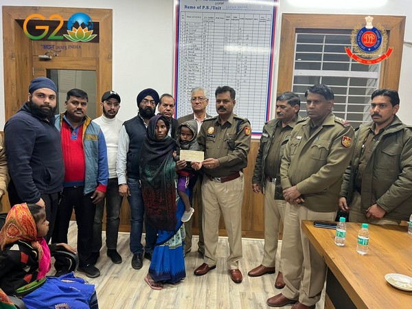 Officials handing over the collected amount to family of Gulab Singh (Photo Source: @DelhiPolice)
