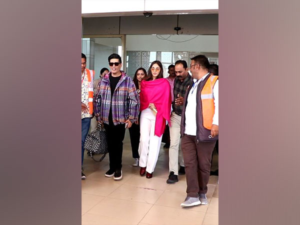 Kiara Advani with Manish Malhotra (Image Source: ANI)