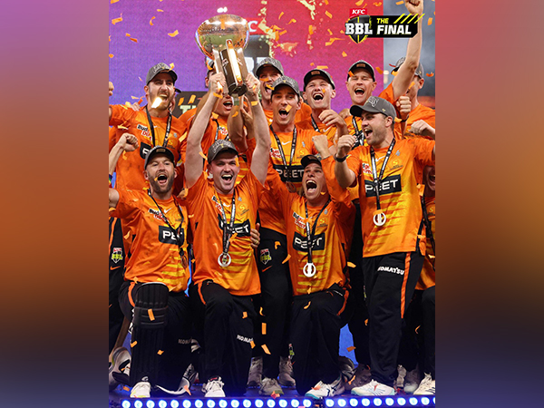 Perth Scorchers with BBL title. (Photo- BBL Twitter)