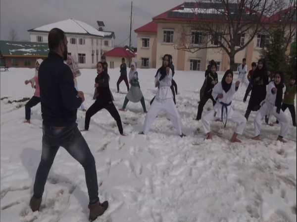 Girls in Budgam practising Martial arts in snow (Photo/ANI)