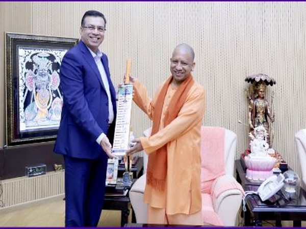 RP-Sanjiv Goenka Group Chairman Sanjiv Goenka with Uttar Pradesh Chief Minister Yogi Adityanath (Photo/Twitter)