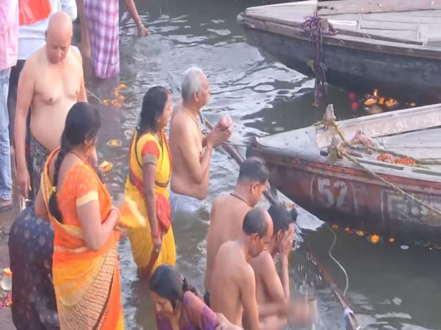 Devotees take holy dip in Ganga on Sunday morning (Photo:ANI)