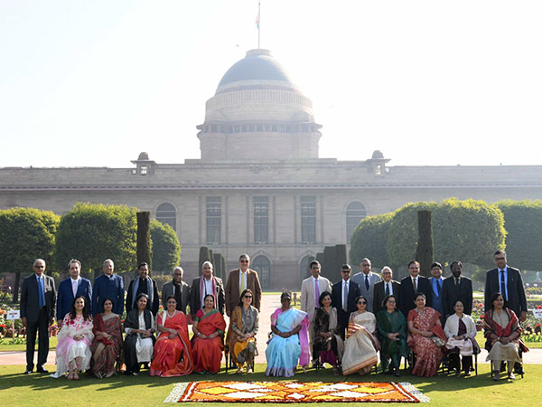 Supreme Court judges visit Rashtrapati Bhavan's Amrit Udyan (Photo:Twitter/President of India)