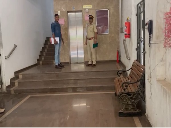 Bandra police at Vinod Kambli's residence (Photo/ANI)