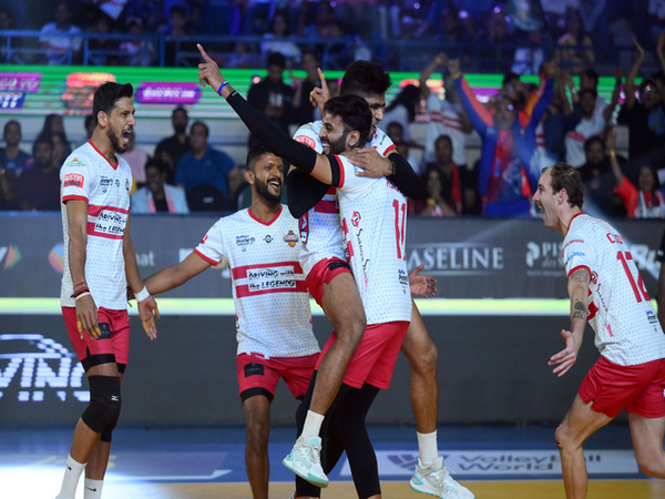 Kolkata Thunderbolts celebrating after scoring a point against Bengaluru Torpedoes (Image: PVL)