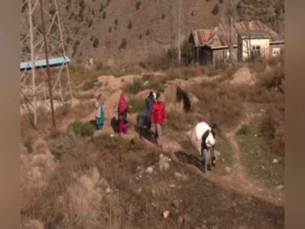 People moving to safer place after cracks appeared in house in Doda (Photo/ANI)