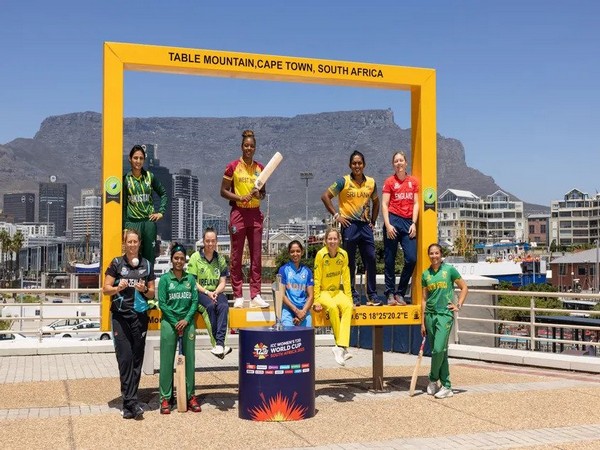 The captains pose with the trophy with the Table Mountain at the back  (Photo: ICC)