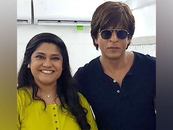Shah Rukh Khan and Renuka Shahane (Image source: Twitter)
