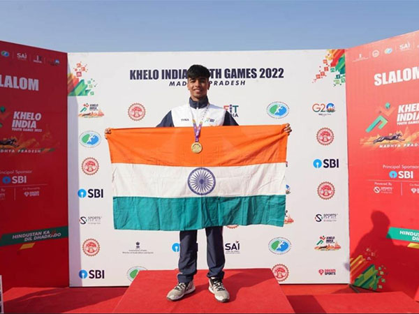 Pradhyumna Singh Rathod of MP with his water slalom gold. (Photo- MYAS/SAI Media)