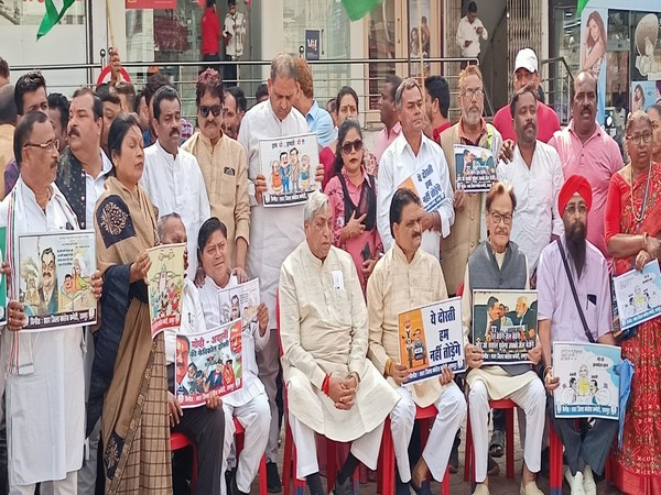 Congress workers staging protest in Raipur (Photo/ANI)