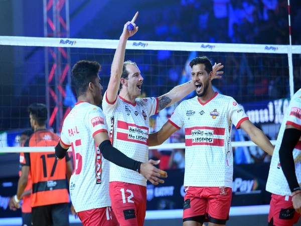 Kolkata Thunderbolts celebrate after winning a point against Hyderabad Black Hawks (Image: PVL)