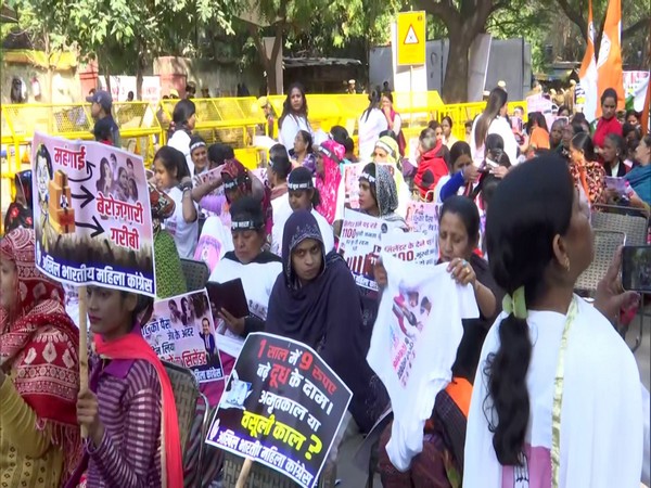 Members of the Mahila Congress Party stage protest over Adani issue at Jantar Mantar (Photo/ANI)