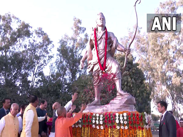 Defence Minister Rajnath Singh, UP CM Yogi unveil lord Laxman idol (Photo:ANI)