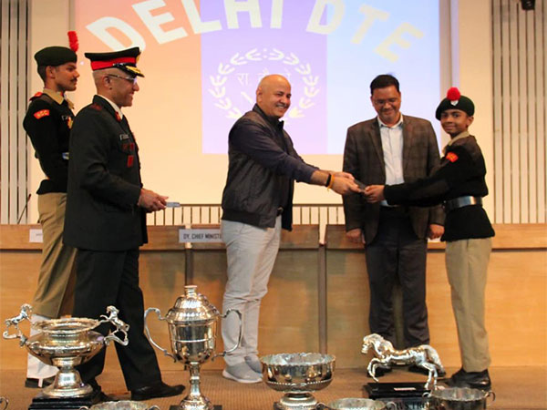 Delhi Deputy Chief Minister Manish Sisodia facilitating NCC cadtes (Photo/ANI)