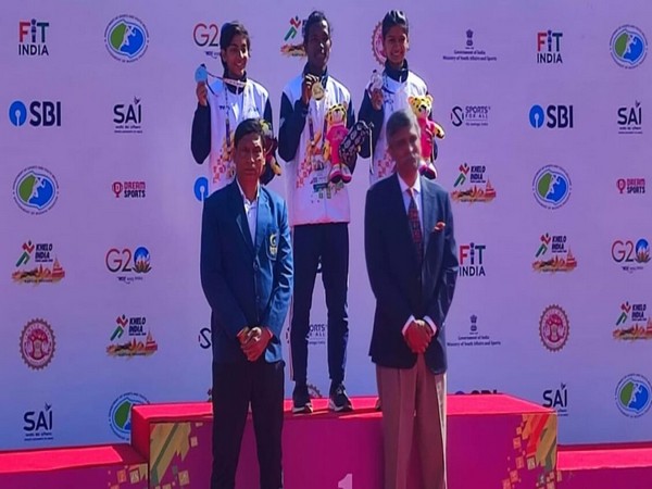 Jharkhand's Asha Kiran Barla (In centre) after winning gold in 1500M race in KIYG 2022 (Image: MYAS/SAI media)