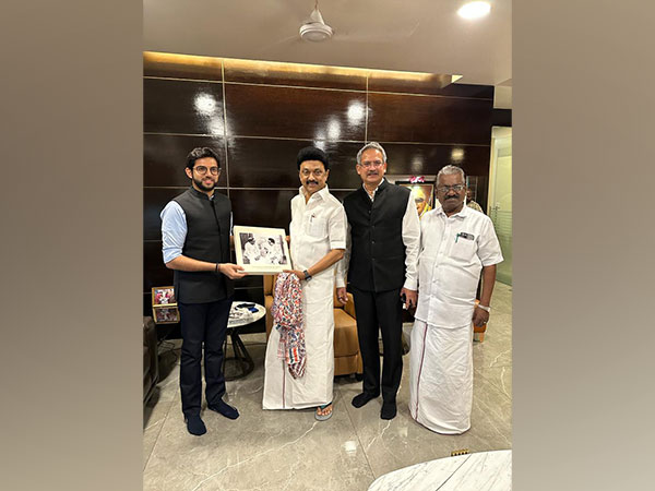 (From Left) Aaditya Thackeray, TN CM MK Stalin (Photo Courtesy: Aaditya Thackeray/Twitter)