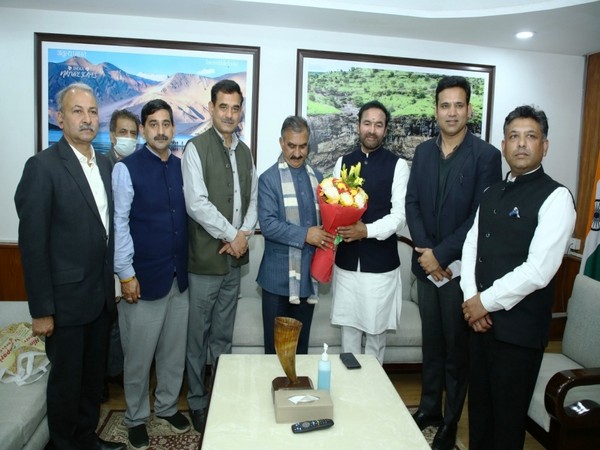 Himachal Pradesh Chief Minister Sukhu and Union Minister Reddy (Centre) (Photo/ANI)