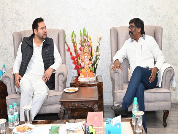 Bihar Deputy Chief Minister Tejashwi Yadav (left) with Jharkhand Chief Minister Hemant Soren (right). (Photo/ANI)