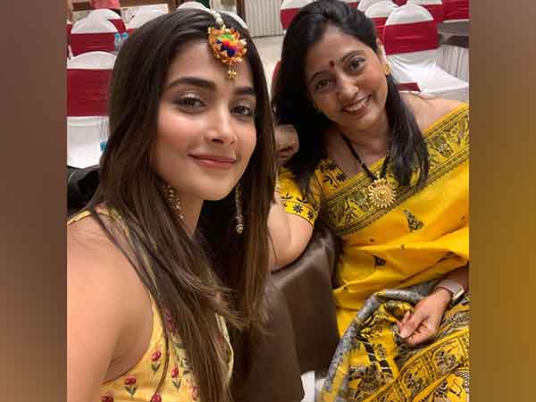 Pooja Hegde with mother Latha Hegde (Image source: 