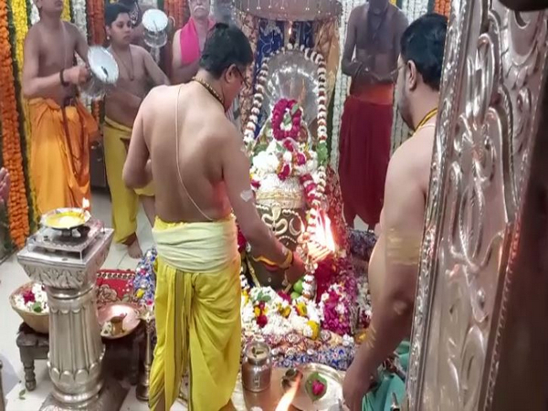 Priests perform rituals at Ujjain's Mahakaleshwar Temple (Photo/ANI)